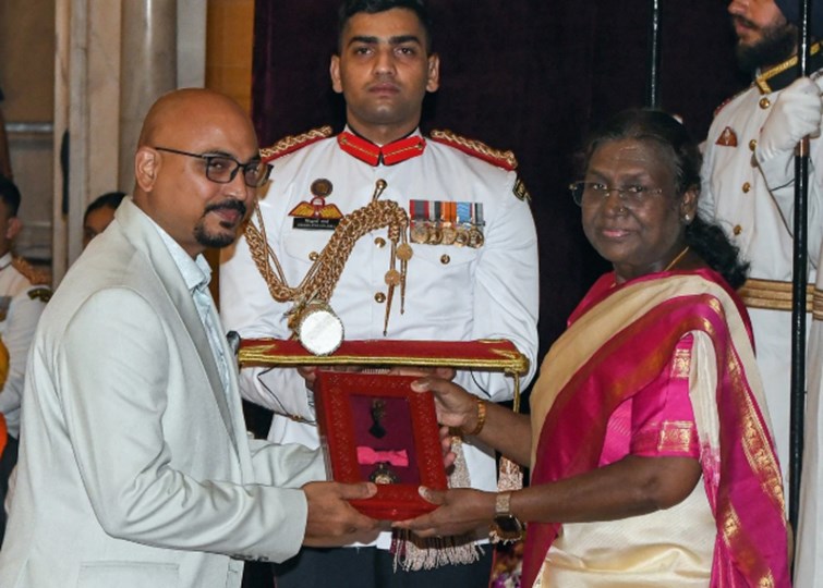 मरणोपरांत पद्म विभूषण से सम्मानित हुईं बिहार कोकिला शारदा सिन्हा, बेटे अंशुमान ने राष्ट्रपति से ग्रहण किया सम्मान